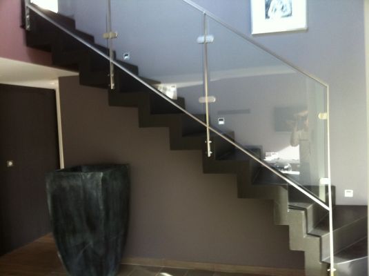 Conception fabrication et pose d'un escalier moderne sur mesure en acier brut d'atelier avec une rampe en inox brossé vitrée